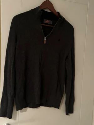 Morris zip  - Säljer denna riktigt snygga halfzippen i merinoull i storlek m fast passar mer xs 