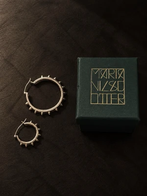 Maria Nilsdotter - Spikey Hoop Earrings - Två Spikey Hoop Earrings i olika storlekar. Säljes separat eller tillsammans.  • 925 sterlingsilver • Säljes utan ask • Maria Nilsdotters ”DOTTER 925”-stämpel syns tydligt på bild nr 4  * Stor Spikey Hoop Earring: 1 695kr * Liten Spikey Hoop Earring: 1 295kr * Paketpris båda: 2 500 kr (Då ger paketpriset ger nästan 500 kr rabatt) 🔥  Finns i Stockholm för upphämtning men kan även skickas.
