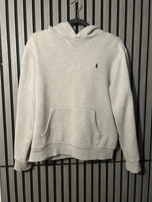 Polo Ralph Lauren hoodie - Snygg ljusgrå hoodie med huva och känguruficka framtill. Med inga håll XL/TG (18-20)år sitter lite kort på mig är 180cm samt att de står namn i 