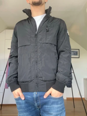 Svart bomberjacka  