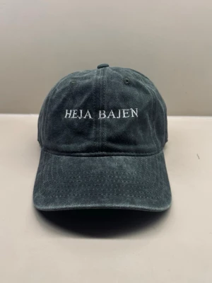 HEJA BAJEN-keps - Vintage washed dad cap - Mörkgrön vintage washed-keps med broderad HEJA BAJEN-text framtill.  Justerbar baktill och passar både dam & herr. Perfekt till match, vardag eller som present till Bajen-supportern 💚🤍  Fint skick.