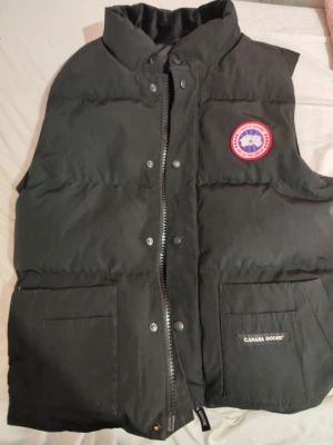 Väst för herr - Väst för herr storlek S fin men har den dära repan man kan se i bilden den är relativt liten och inte något man märker från långt håll är lite oversize och mer som en puffer väst