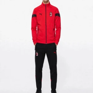 AC Milan Träningsoverall Herr S - Högkvalitativ replika  Storlek: S Pris: 899 kr Leverans: Skickas inom 24 timmar Lager: Begränsat antal