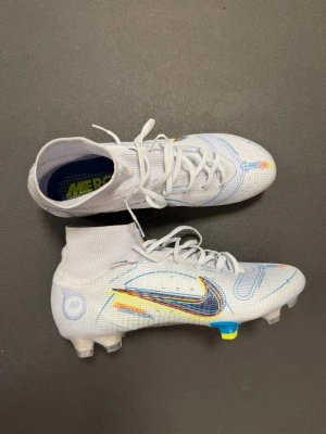 Vita Nike Mercurial fotbollsskor - New used only walking on a turf. 