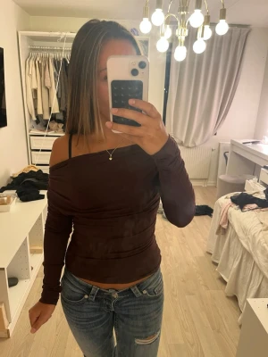 Mörkbrun offshoulder topp - Snygg vinröd/brun offshoulder topp med lång ärm och tight passform. Den är ifrån hm och är i storlek xs💕