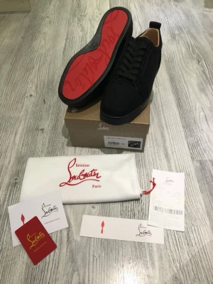 Louboutin skor - Hejsan! Jag ger nu mig av med ett par Christian Louboutin skor med spikar. Skorna är i toppskick med inga defekter eller fläckar. Jag har fått de i julklapp men de passar tyvärr inte. De är äkta och köpt i deras butik kvittot finns i annonsen. Nästan allt tillbehör i bilderna ingår. Hör av dig vid frågor och extra bilder! ☺️