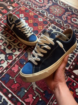 Last Resort AB sneakers - Säljer ett par riktigt unika och stilrena dojor från last resort, storlek 42. Inga större defekter, förutom allmänt smut som är väldigt lättborttagligt. Hör av dig vid minsta fundering och jag fraktar alltid inom 24 timmar om jag inte är på semester.😊   Obs: skorna har ingen sula i sig.
