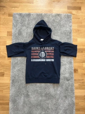 Saint Laurent Hoodie - Tja, säljer nu denna extremt feta hoodien från Saint Laurent som är i storlek S men sitter mer som en mindre XS. Den är endast använd ett fåtal gånger så den är i nyskick.