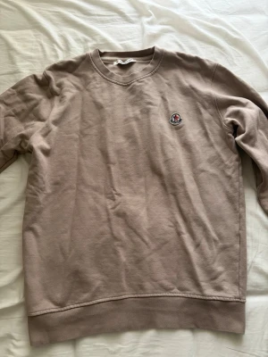 Beige sweatshirt från Moncler - Storlek xl för kids, passar som S-M.