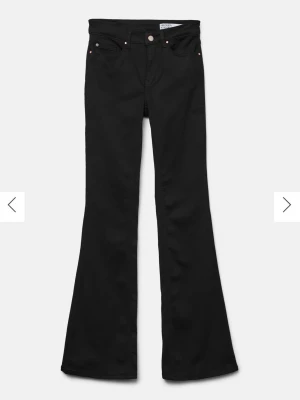 svarta bootcut jeans - snygga svarta bootcut jeans, med medelhög midja. Storlek xs med längd 34😊 