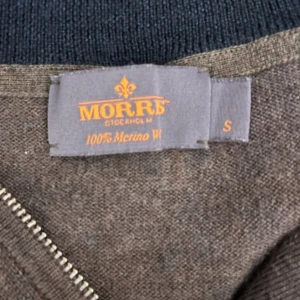 Morris half zip - Säljer en riktig snygg och trendig morris half zip i toppskick, Storlek S, vid frågor är de bara att skriva!