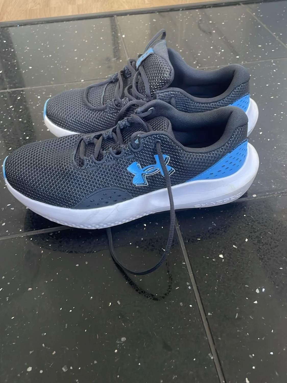 Svarta och blå Under Armour sneakers