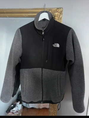 North face fleece - Unisex fleece med resor nertill, perfekt att ha till vardags men också i skidbacken