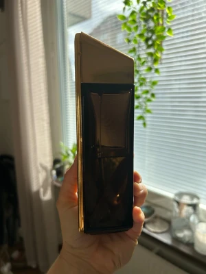1 Million Parfym - 1 Million parfym från Paco Rabanne i en lyxig, rektangulär flaska med guldig metallfinish och svart baksida. Flaskan rymmer 200 ml och har en elegant design med ingraverad logotyp på framsidan. OBS: Näst intill halva flaskan kvar ✨