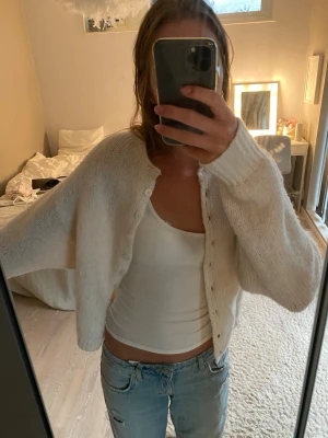 Vit stickad kofta bikbok - En super gullig vit stickad kofta från Bikbok med söta knappar framtill! Sååå skön och en bra basic att ha i garderoben! Den sitter jättebra och passar både öppen och uppknäppt! 💓🤗