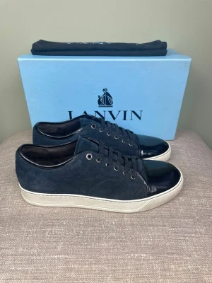 Lanvin skor - Hej, säljer nu dessa svin snygga Lanvin skor. Skorna är i grymt skick! Begränsat antal boxar och dustbag. Hör av dig vid frågor. 