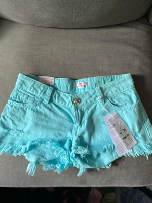 Teal low rise jeans shorts - Säljer pga att de var för små.