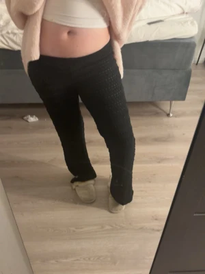Svarta ribbade lågmidjade -byxor - Säljer ett par svarta -byxor med ribbad struktur. Byxorna har rak passform och är stretchiga ❤️.