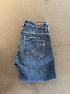 Helt nya dondup jeans  - Säljer dessa helt nya dondup george jeans i storlek w31 men passar bättre w29. Dem är lite kortare i längden än vanliga george så dem passar ungefär som w29. Jeansen är endast testade. Nypris ca 2000, mitt pris 599! Kom dm för minsta fundering eller fråga😃