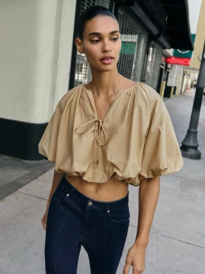 Beige croppad blus med knyt - Trendig beige blus med croppad passform och vida, korta ärmar.🩷🩷