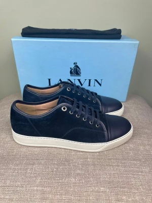 Lanvin skor - Hej, säljer nu dessa svin snygga Lanvin skor. Skorna är i väldigt bra skick, däremot medföljer inga original sulor! Begränsat antal boxar och dustbag. Hör av dig vid frågor. 