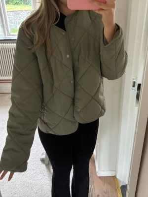 Olivgrön höst/vår jacka - Snygg olivgrön jacka från Nelly! Knappt använd och är i jätte bra skick, köpt i storlek L passar bra på mig som storlek S (lite oversised)💕