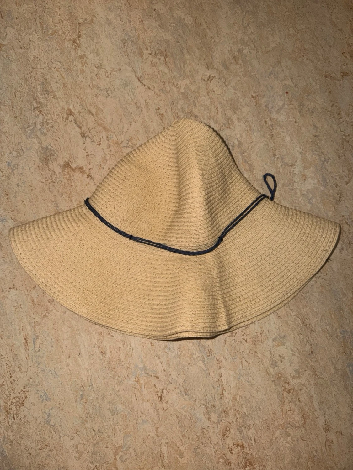 Beige solhatt med blå text - 1