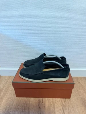Loro Piana Summer Walk  - Säljer ett par väldigt fina LP summer walks i navy. Väldigt eftertraktad modell och färg, nästan omöjliga att köpa i butik numera…  storlek 43, väldigt bra skick. Box och dustbag inkluderat. Vid en snabb och smidig affär kan jag gå ner något i pris men inget skamlöst. Notera att dessa är äkta tillskilönad från många andra här på Plick. Vill du betala mindre -> köp kopior.