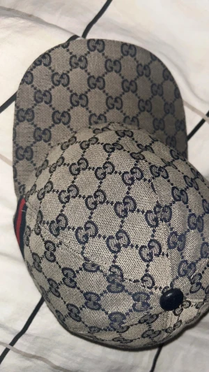 Beige keps med GG-mönster från Gucci - Vid snabbköp kan sänkas till 500kr påsen medföljer