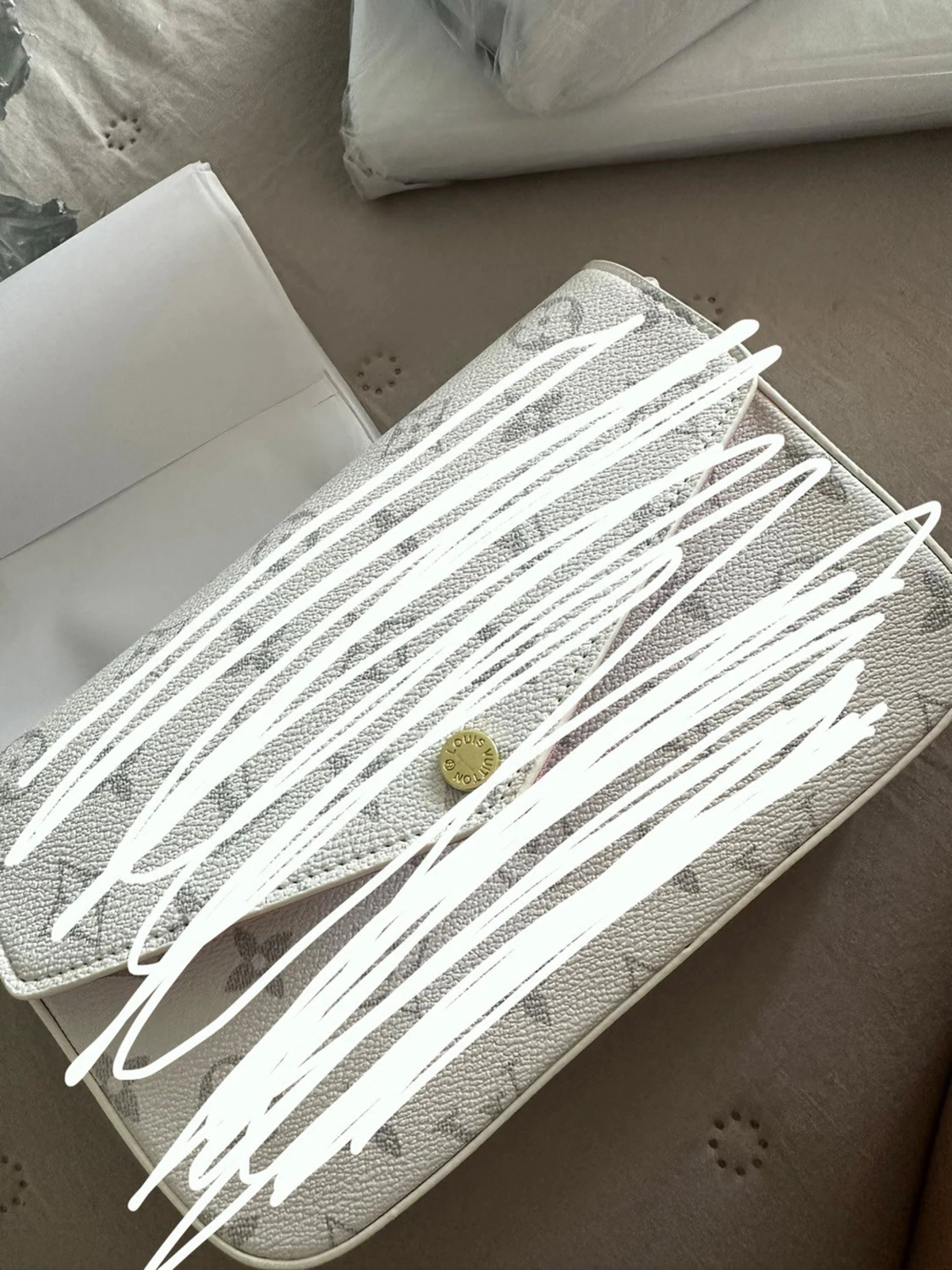 Vit handväska med monogrammönster