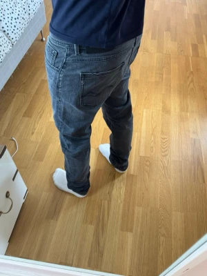 Replay Jeans - Replay Willbi Jeans | Bra skick | Storlek 34/34 | Pris - 499kr | Modellen är ca 181cm lång | Hör av dig vid minsta fråga eller fundering!!