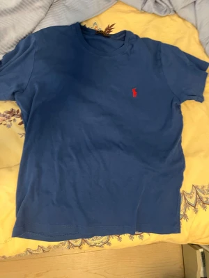 Ralph lauren tshirt - Polo tshirt storlek S, passar inte så säljer den. Väldigt bra skick