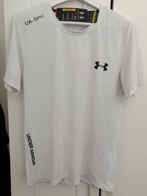 Under Armour T-shirt  - Säljer denna aldrig använda under armour t shirten då den var för liten. Rigktigt skönt material. Storlek S.