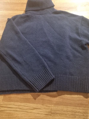 Mörkblå polotröja - Mysig mörkblå stickad polotröja med hög krage, i fint skick, inte nopprig.   #baggyjeans #lowwaist jeans #cargobyxor #vida jeans #flarejeans #lågmidja #rakajeans #kostymbyxor #mjukisbyxor #oversizedhoodie #ziphoodie #stickadtröja #corsettopp #offshoulder #babytee #linne med spets #oversized tshirt #stickadväst #maxikjol #y2k #vintage #streetwear #oldmoney #cleangirl #basic #festkläder #vardagskläder #unisex #oversized #fitted #cozy #retro #zara #hm #bikbok #ginatricot #nelly #nakd