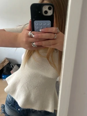 stickad volangtröja - säljer en söt benvit stickad tröja med volanger längs ned. storlek xs från h&m! tröjan är smått ribbad och i mycket bra skick, endast använd ett par gånger o är slutsåld i storlek på hemsidan❣️❣️❣️