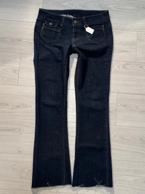 Low bootcut only jeans 10166 - Midjemått: 43cm. Gren: 20cm.  Innerbenslängd: 79cm. (Storlek W32, uppskattas passa L (storlek 40.) Kolla in min profil, följ för fler plagg🙌
