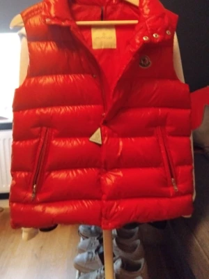 Intressekoll på min moncler jacka ge gärna offers på den - Jag vill gärna ha bud på min moncler väst i form av pengar och ytterkläder från polo ralph lauren den passar personer i 13-14  års åldern. Den har ett litet svart märke som synes på bilden. Den är 100% äkta och man får kvitto med.