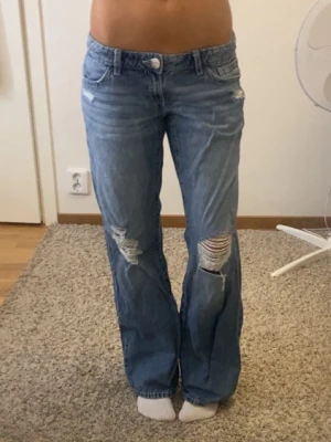 Baggy jeans - Snygga baggy lågmidjade jeans med detaljer på fickorna, aldrig använt 