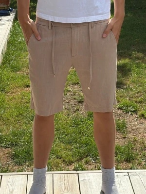 Loropiana Linné shorts  - Vita fins i:W33 & W31. Mörkblåa fins i:W33 & W32. Beigea fins i:W32. Skicka ett meddelande om vilken storlek och färg du önskar.                                                           Fråga gärna om extra bilder på kvaliteten eller annat så löser jag. 