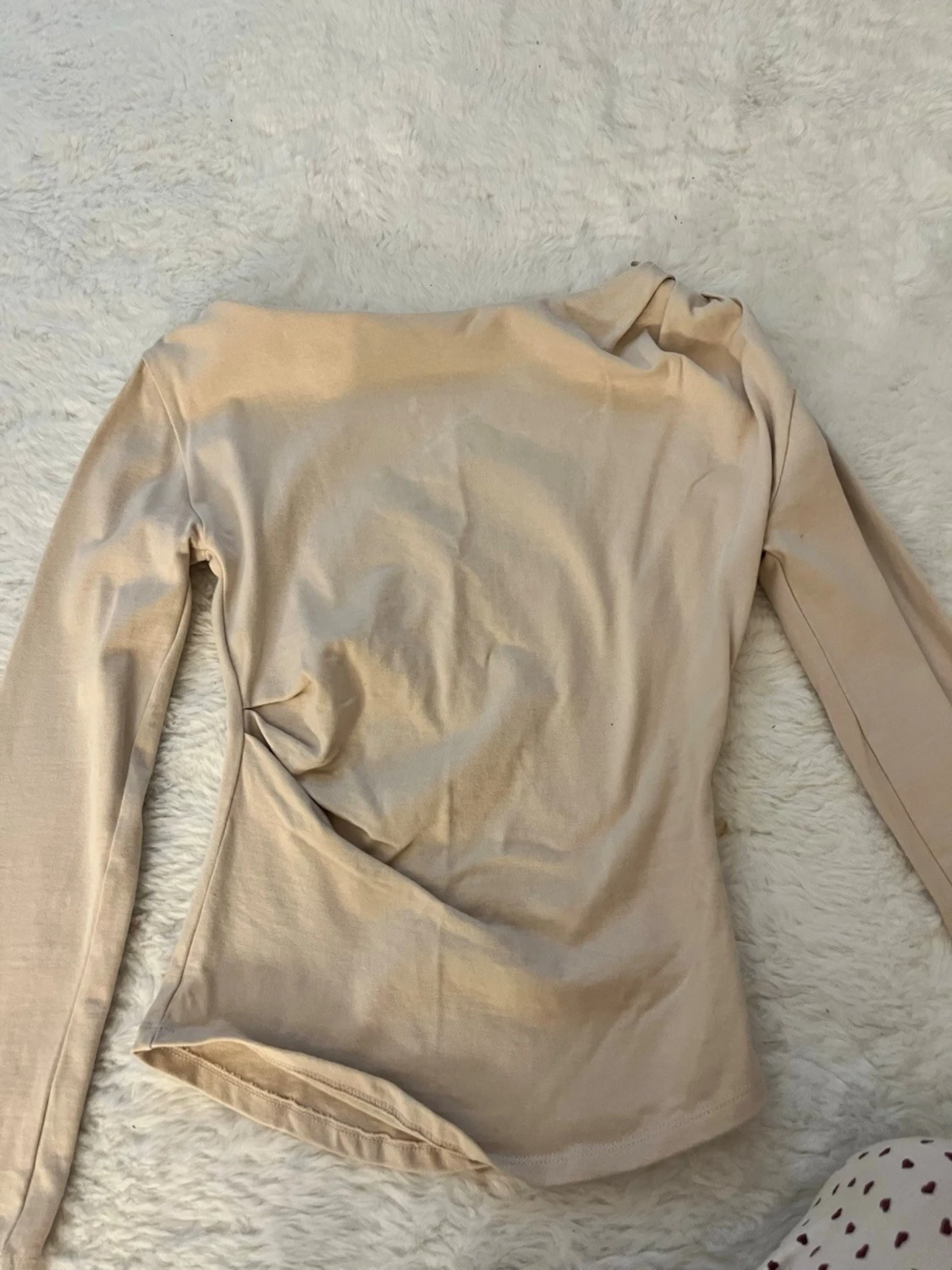 Beige långärmad topp med asymmetrisk hals