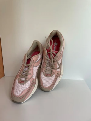 Chunky sneakers i rosa och beige, stl 41 nya - Säljer ett par chunky sneakers i rosa, beige och vitt med meshdetaljer och tjock sula. Skorna har snörning och en sportig vibe, perfekta för dig som gillar streetstyle. Snygga färgblock och bekväm passform gör dem till ett måste i garderoben. Stl 41