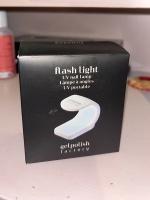 Flash light UV nagellampa Gelpolish Factory - Portabel UV-lampa för naglar från Gelpolish Factory. Lampan är vit, kompakt och har en böjd form som gör den enkel att använda vid applicering av nagelgel. Utrustad med 6 LED-lampor och USB-kabel för smidig laddning. Säljer då jag ska flytta och ej gör naglar mer.