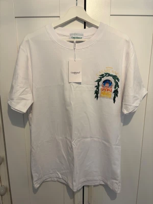 Casablanca t-shirt  - Säljer denna helt nya Casablanca t shirt då den var för stor. Storlek S men passar även större. Riktigt skönt och bra kvalité på tröjan.  