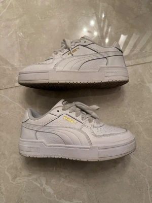 Puma Sneakers Dam - Sneakers från Puma. Strl 38,5. Normala i storleken, använda sparsamt