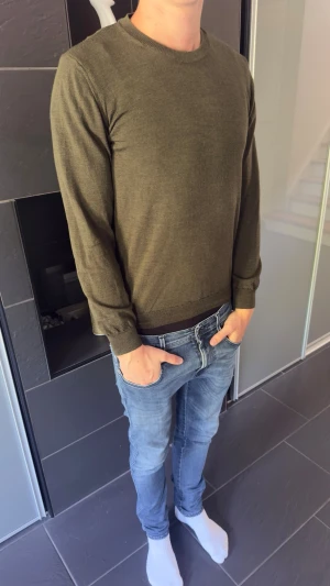 Oscar jacobson Tröja - Stilig stickad grön Oscar jacobson, fåtal gånger använd! Modellen är 182cm. Vid frågor eller fler bilder bara skriva! Pris är diskuterbart!