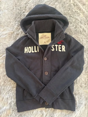 Hollister Cardigan - Säljer denna sällsynta och mycket eftertraktade Hollister hoodie | Storlek M | Mycket bra skick, har dessvärre inga snören | Vid eventuella frågor hör gärna av dig och erbjuder bra pris vid köp av bundle 😁✅