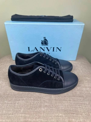 Lanvin skor - Hej, säljer nu dessa svin snygga Lanvin skor. Skorna är i grymt skick! Begränsat antal boxar och dustbag. Hör av dig vid frågor. 