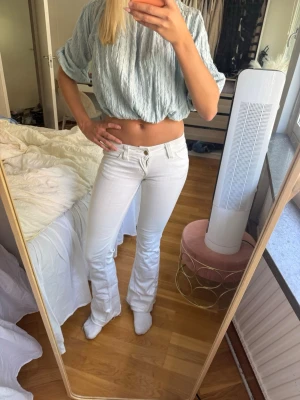 Cheap Monday jeans - Cheap Monday jeans i färgen vit, mycket eftertraktade. Sprätt upp längst ner för att få till lite extra längd💖 Längd 32