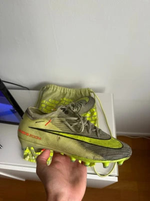 Nike mercurial  - Nike mercurial fotbollsskor, bra skick men använda och har ser lite sämre ut på grund av konstgräset! Nypris 3000 men säljer för 449! 
