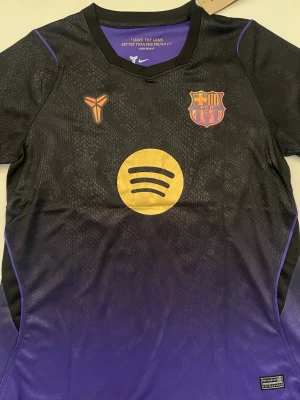 Lamine Yamal Barcelona x Kobe 26/27 bortatröja  - Fotbollströja i helt nytt och oanvänt skick med tag kvar. Detaljrik design och bekvämt material som passar både till match och vardag. Detta är en inofficiell version av modellen. Storlek M